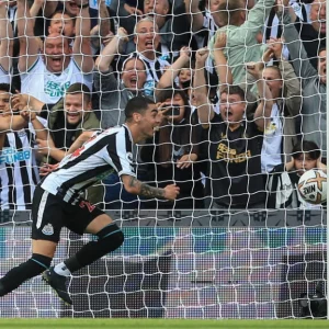 Newcastle beat Tottenham to move into Premier League top four