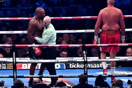 Fury dominates Chisora to retain WBC heavyweight title and eyes Usyk