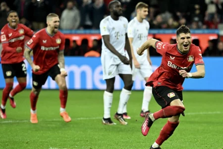 ‘Unbelievable’ Leverkusen shock Bayern to keep Dortmund top