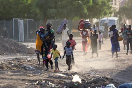 Ceasefire shaky as Sudanese and foreigners flee