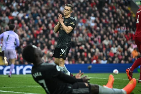 Arsenal held by Liverpool in blow to Premier League title bid