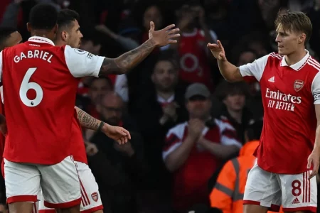 Arsenal back on top of Premier League after beating Chelsea