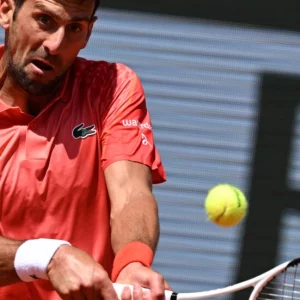 Djokovic battles into French Open second round, Alcaraz through