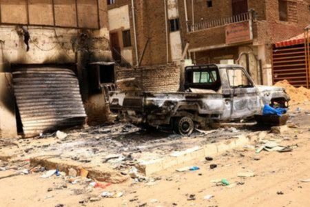 Khartoum  rocked by air strikes, looting