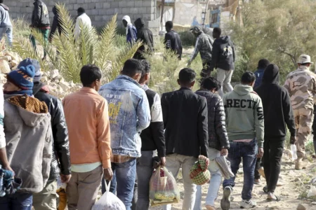 Eastern Libya forces deport thousands of Egyptian migrants on foot across the land border