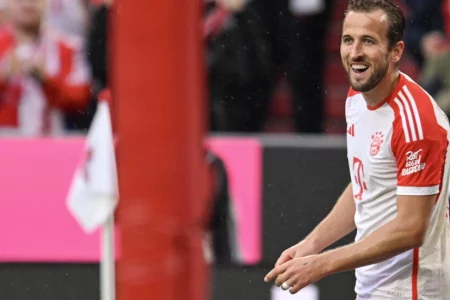 Kane scores twice on home Bundesliga debut as Bayern extend winning start