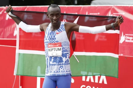 Kenyan Kiptum sets world record to win Chicago Marathon