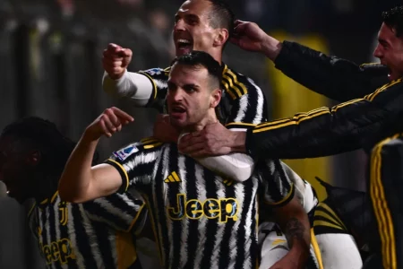 Juventus go top after dramatic finish at Monza