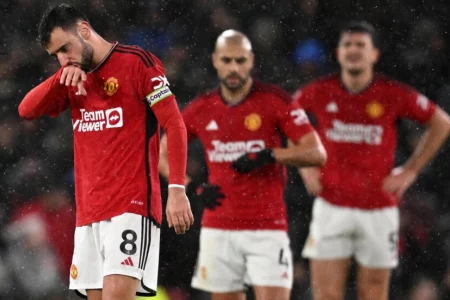 Man Utd embarrassed by Bournemouth, Liverpool go top of Premier League