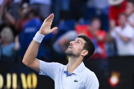 Djokovic, Sabalenka make Australian Open semis in title defence