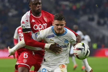 Nine-man Monaco draw in battle at Marseille