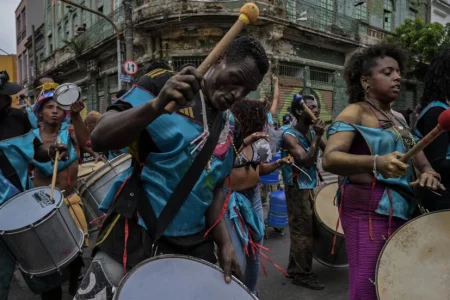 Crack addicts dance in side show to Carnival in Brazil