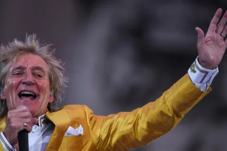 Rod Stewart banks $100 million for song catalog: report