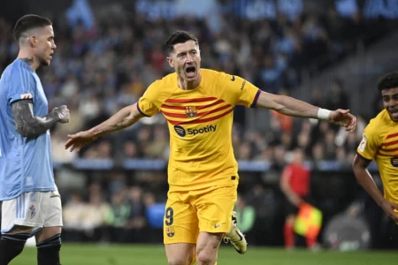 Lewandowski double snatches tame Barca win at Celta