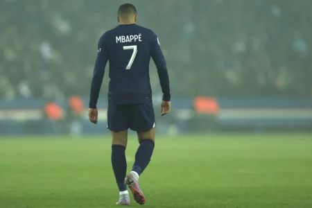 Kylian Mbappé tells PSG he will leave club at end of season