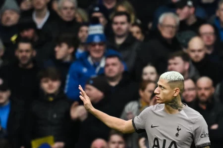 Everton strike late to deny Tottenham despite Richarlison double