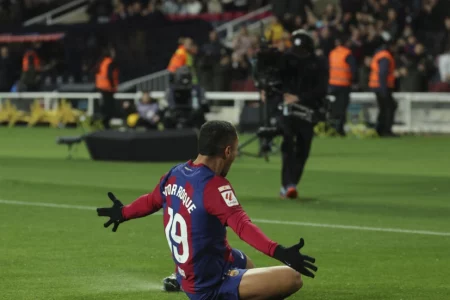 Roque fires Barca to narrow win, Atletico edge Rayo