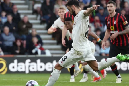 Fernandes double not enough for Man Utd win at Bournemouth