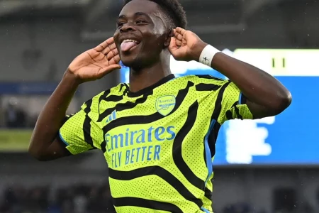 Arsenal back on top after easy win at Brighton