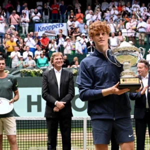 Sinner edges Hurkacz to win first grass-court title in Halle