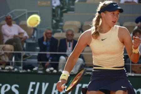 French Open: Andreeva becomes youngest Grand Slam semi-finalist since 1997