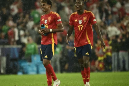 Williams takes spotlight as Spain power through to Euros quarters