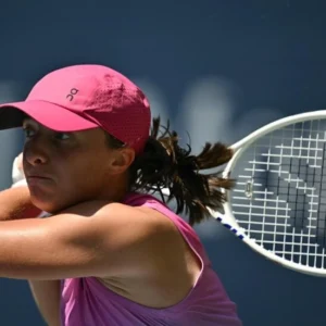 Top-ranked Swiatek outlasts Rakhimova in US Open 1st rd