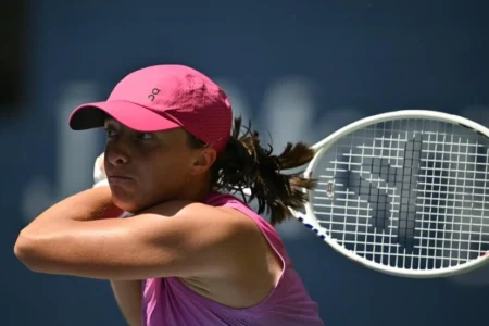 Top-ranked Swiatek outlasts Rakhimova in US Open 1st rd