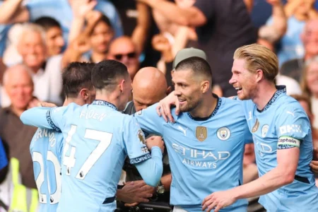 Man City beat Chelsea to start Premier League title defence