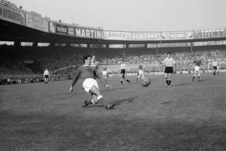 Star striker Mekhloufi symbol of Algerian struggle dies at 88