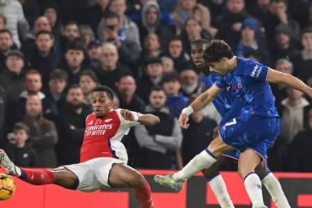 Arsenal stretch winless run in Chelsea draw, Ipswich shock Spurs