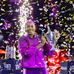 Home Live news Gauff fights back to beat Zheng for WTA Finals title