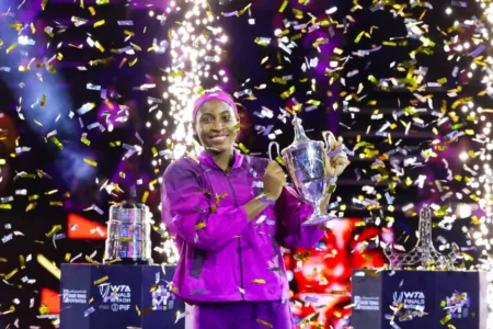 Home Live news Gauff fights back to beat Zheng for WTA Finals title