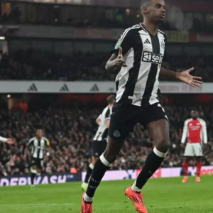 Newcastle win at Arsenal to put one foot in League Cup final