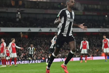 Newcastle win at Arsenal to put one foot in League Cup final